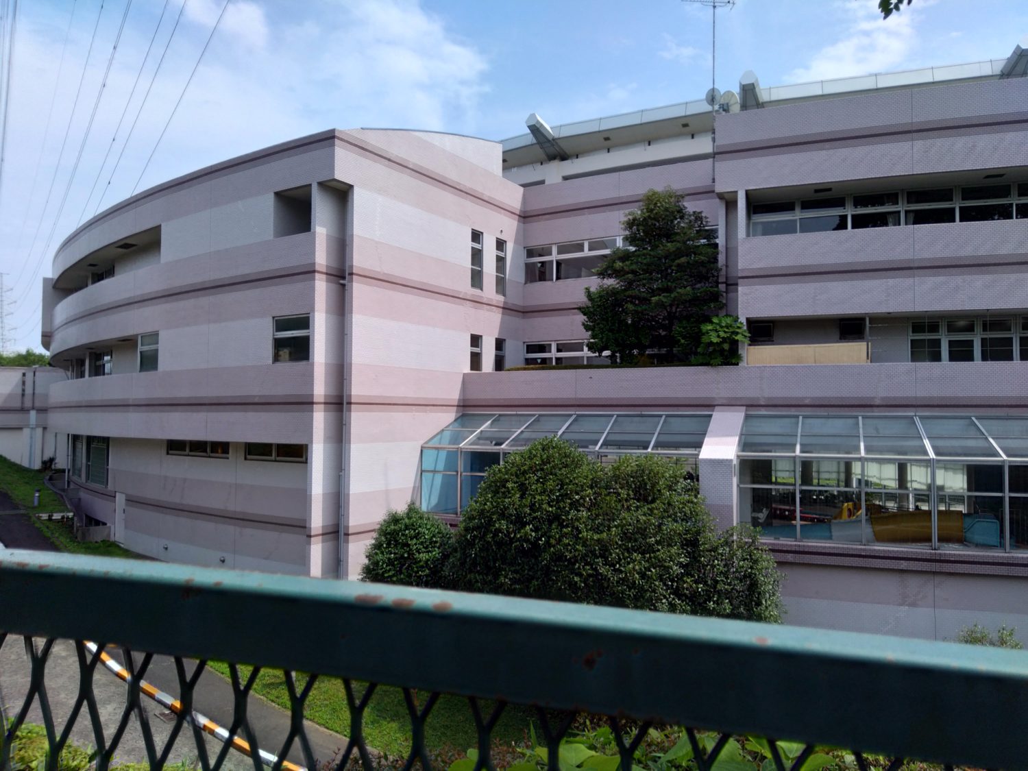 ヨネッティー王禅寺プールの外観