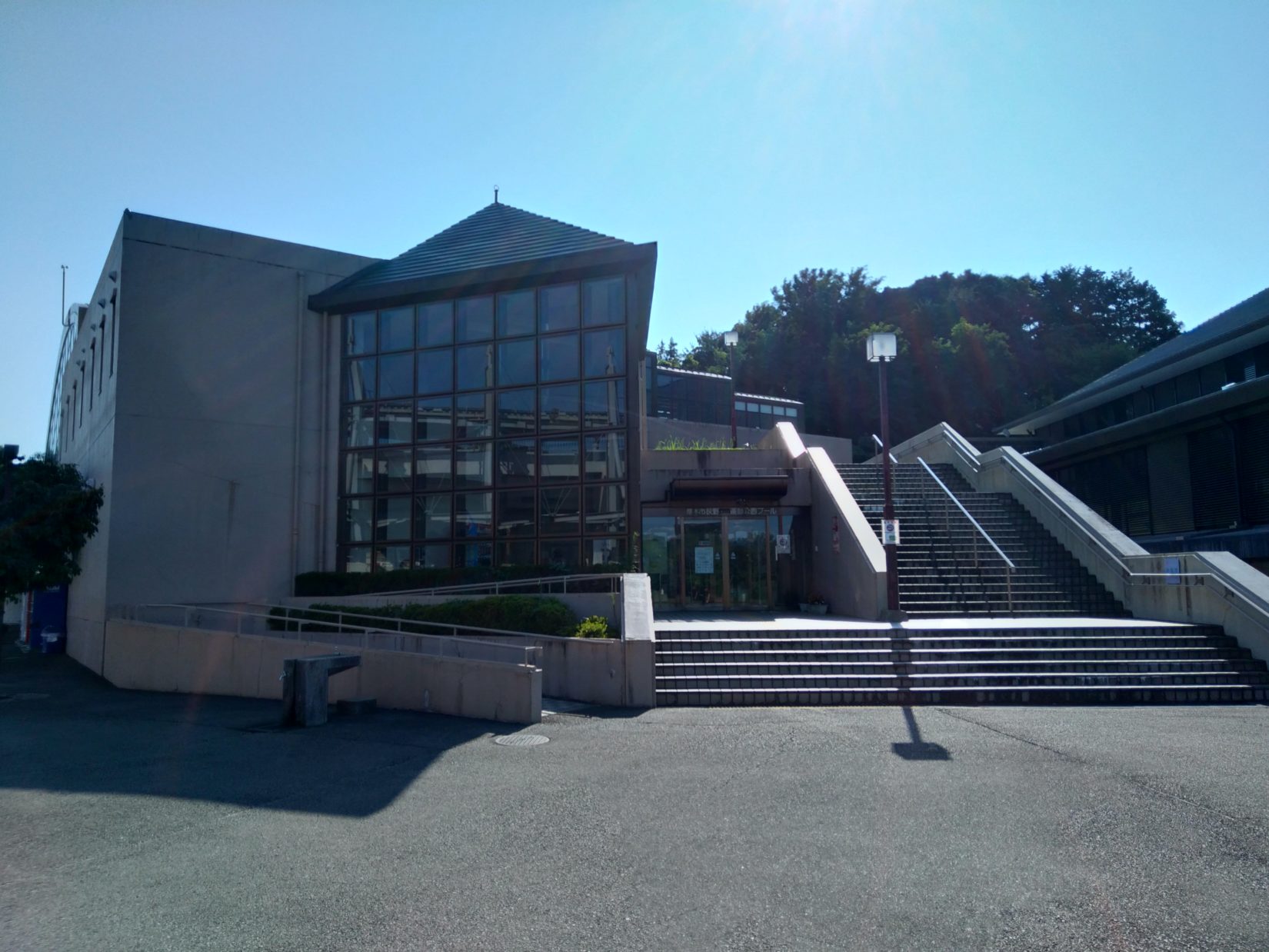 荻野運動公園プールの外観