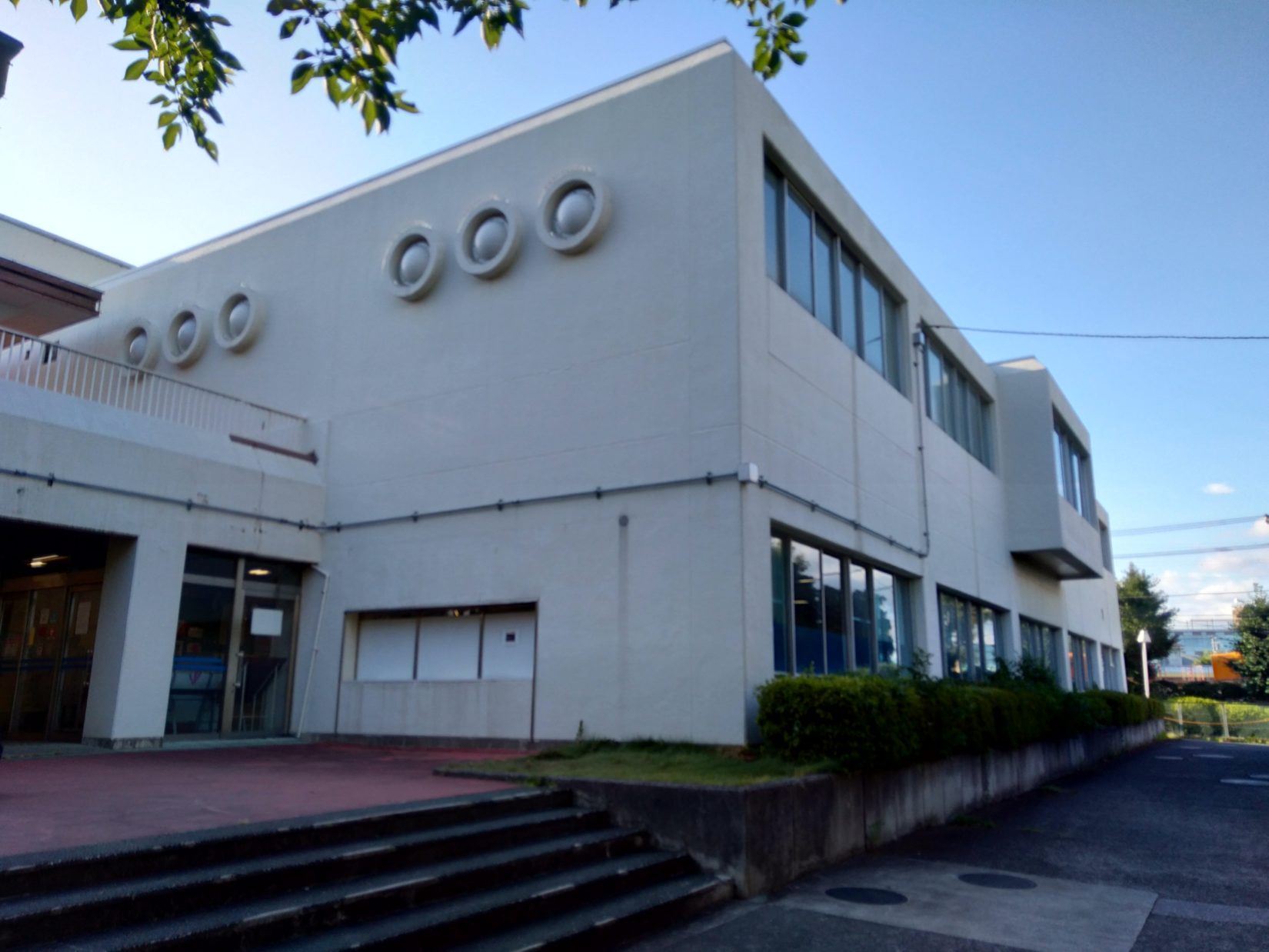 旭プールの外観