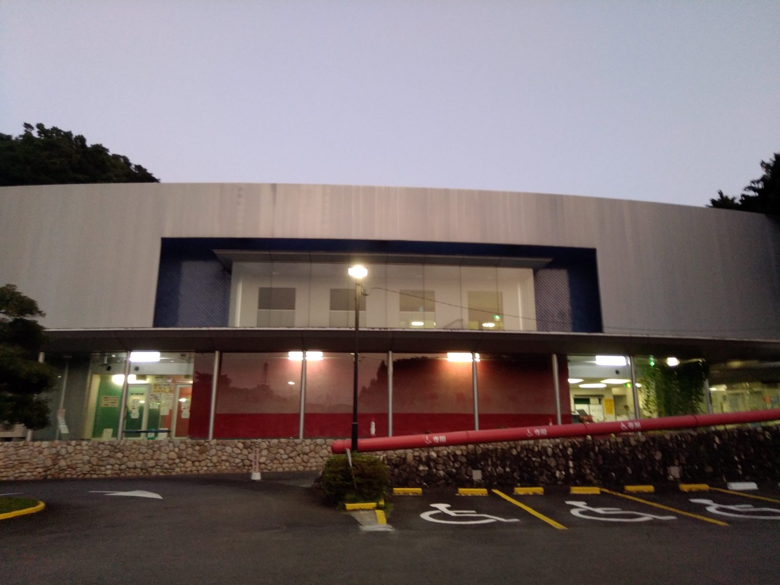 二宮町民温水プールの外観