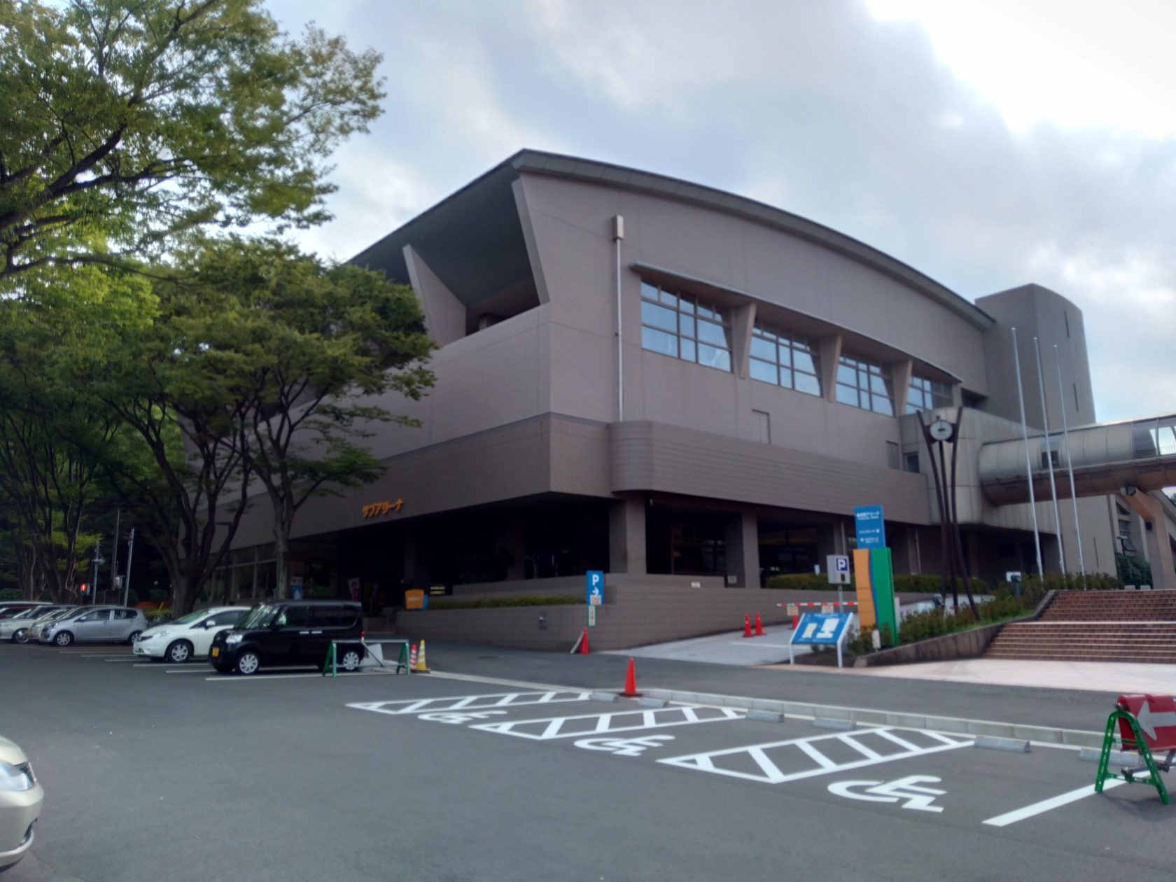 横須賀サブアリーナ温水プールの外観