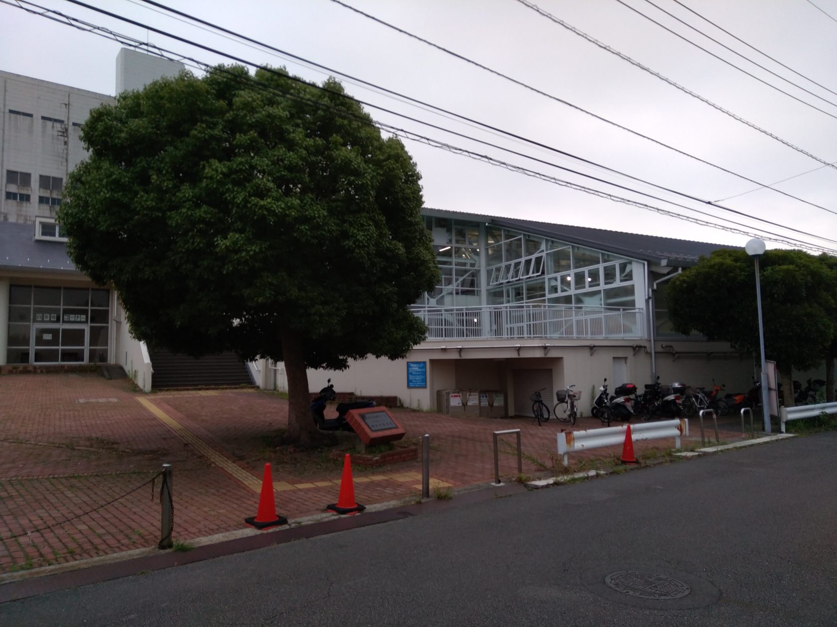 港南プールの外観