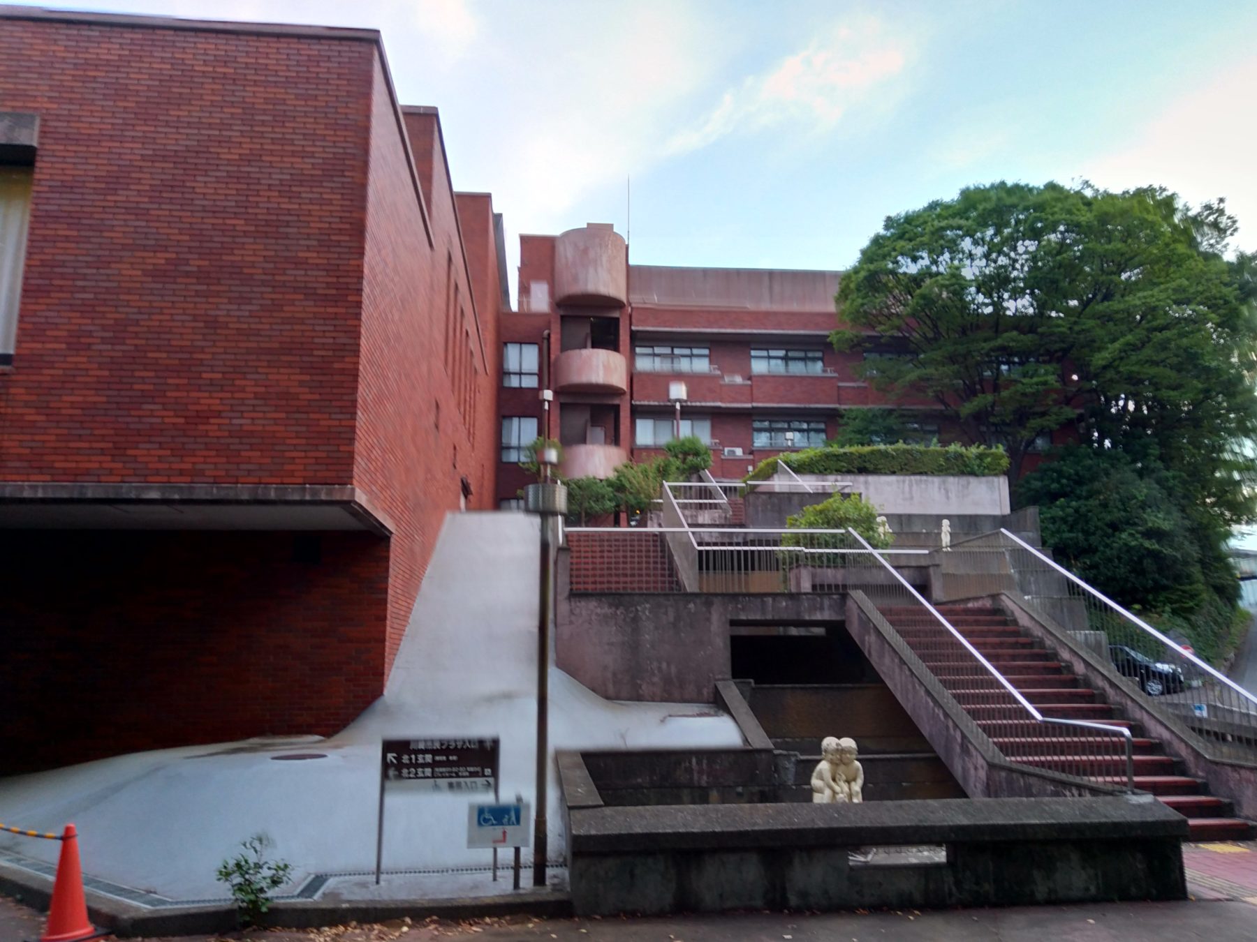 川崎市民プラザ温水プールの外観